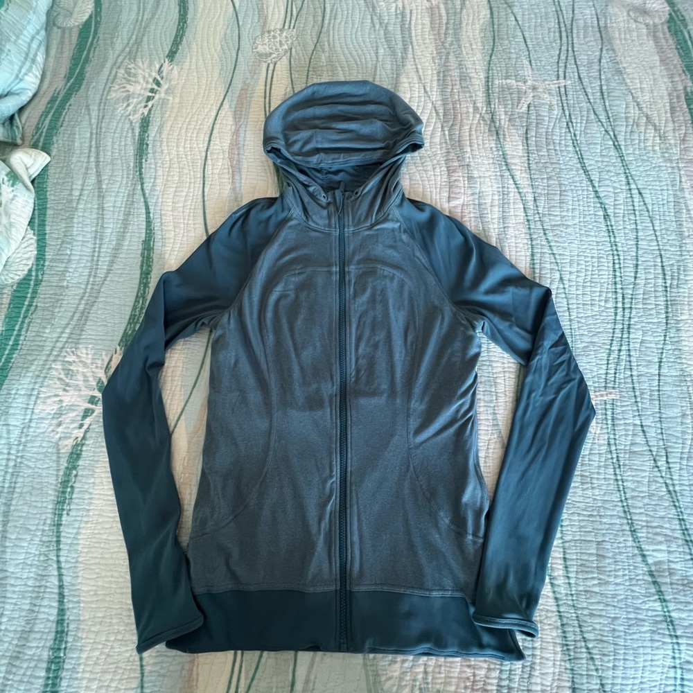 Lululemon reversable jacket in teal green.